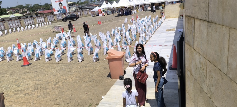 Supporting a food distribution in Accra